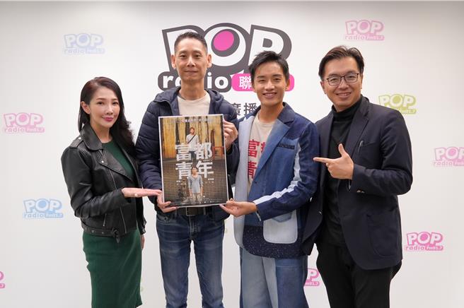 陈泽耀(右二) 接受林书炜(左一)和郑伟柏(右一)专访，透露在开拍前先与吴慷仁在市场学了二周杀鸡。（POP Radio提供）