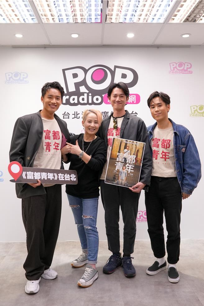 李明依(左二)专访新科金马影帝吴慷仁(左三)、陈泽耀(左一)和片山凉太(右)。（POP Radio提供）