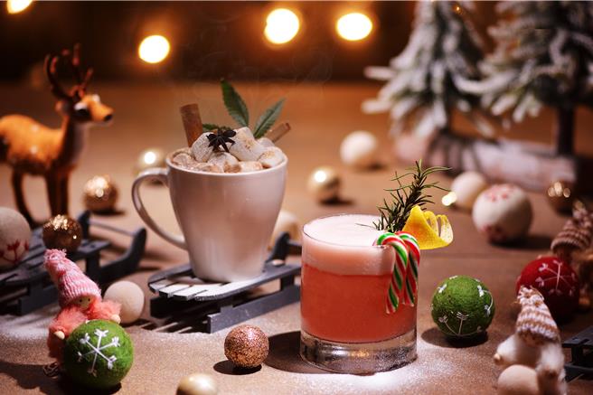 「MU BAR」精心設計2款聖誕節雞尾酒，每款450元加1成，右為綻放柑橘香氣的「耶誕國度」，左為充滿咖啡奶香的「暖冬」熱雞尾酒。(礁溪寒沐酒店提供)