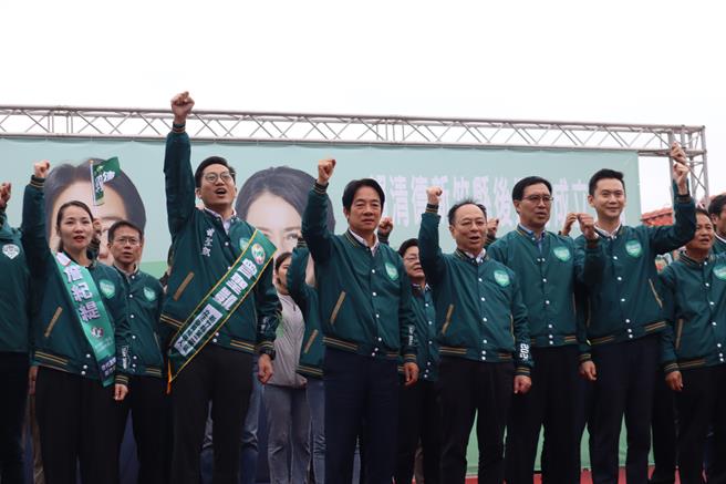 民进党总统参选人赖清德（左四）5日到新竹县竹东戏曲公园宣布多项政见。（邱立雅摄）
