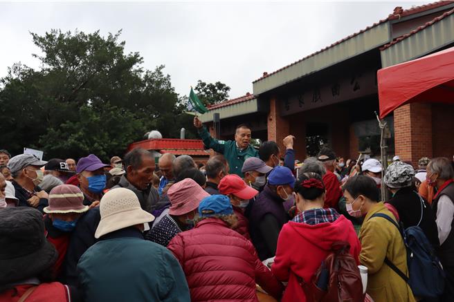 民进党总统参选人赖清德离开竹东戏曲公园后，排队等待领便当的民眾推挤造成现场混乱。（邱立雅摄）