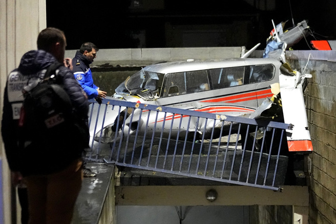 法國一架小飛機4日迫降後撞上公寓建築，機體四分五裂，幸運的是，全機3人奇蹟生還。（圖／美聯社）