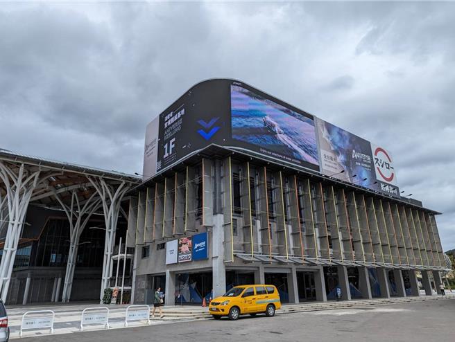 基隆市年终演唱会将于23日晚间登场，为让更多民眾能够共同参与，基隆市政府将会在智崴元宇宙实境体验馆（如图）开辟第二现场，并于其屋顶的弧形萤幕上全程直播。（张志康摄）