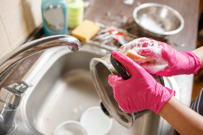 32歲老公洗碗！婆婆一看竟炸鍋，怒嗆媳婦：我兒子娶妳幹嘛。（示意圖／Shutterstock）