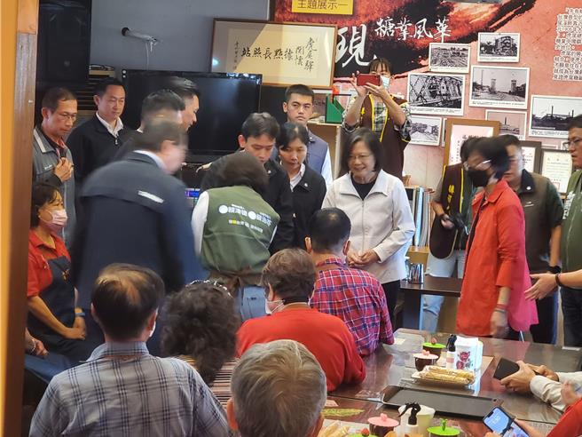 蔡英文总统5日到虎尾镇的虎尾驿社区关怀据点视察。（周丽兰摄）