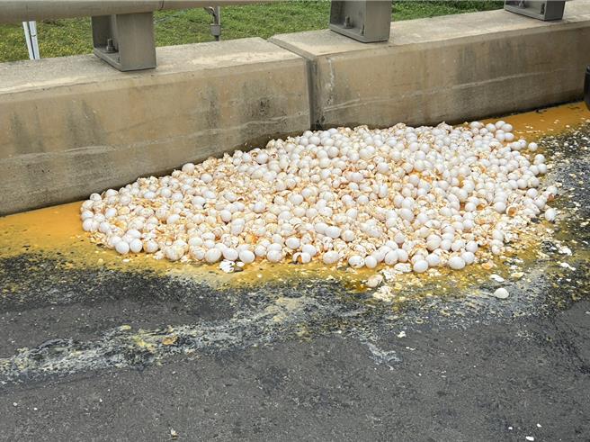 台61线快速道路北上47.2公里处，5日下午发生追撞事故，厨余车上的厨余桶倒翻路面。（翻摄照片／蔡明亘桃园传真）