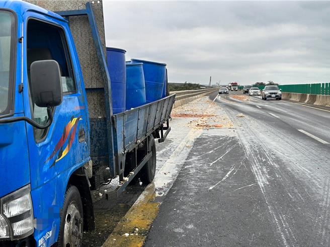 台61线快速道路北上47.2公里处，5日下午发生追撞事故，厨余车上的厨余桶倒翻路面。（翻摄照片／蔡明亘桃园传真）