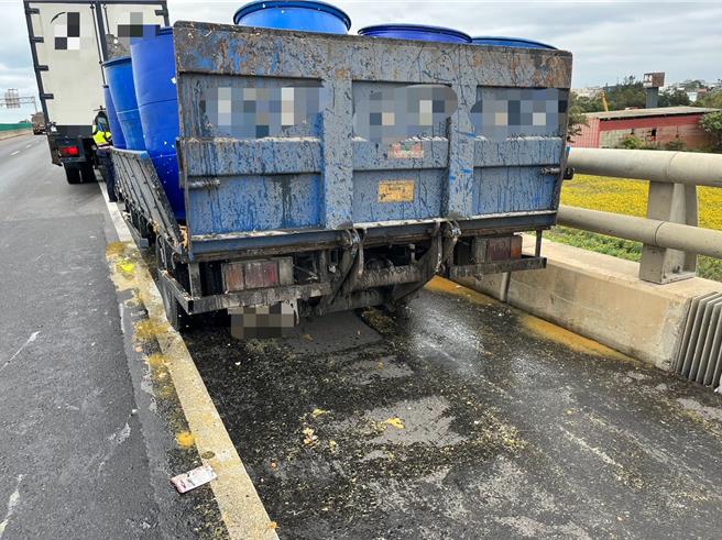 45岁戴男驾驶小货车5日下午行经台61线快速道路北上47.2公里处，遭31岁徐男驾驶大货车不慎追撞。（翻摄照片／蔡明亘桃园传真）