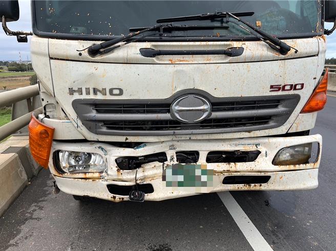 45岁戴男驾驶小货车5日下午行经台61线快速道路北上47.2公里处，遭31岁徐男驾驶大货车不慎追撞。（翻摄照片／蔡明亘桃园传真）