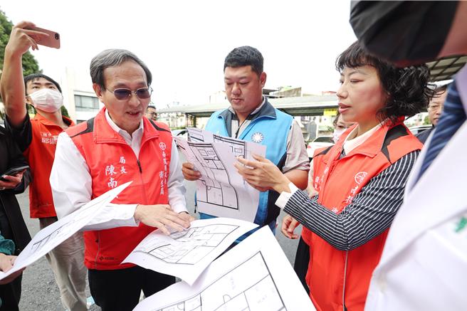 鹿谷乡将设置牙医医疗站，南投县卫生局陈南松（左）、南投县议员游颢(中)等人前往鹿谷乡农会广兴分部会勘。（杨静茹摄）