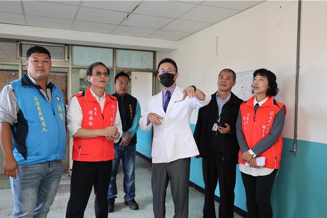 草屯佑民医院牙医部主任周维德（右3）说，医疗站启用后每周3天开设6个诊，每诊由1名牙医师及2位助理支援诊疗。（杨静茹摄）