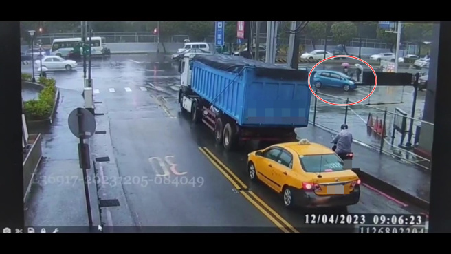 1辆蓝色自小客车引擎盖打开一路行驶往北市方向行驶，最后开到加油站等修车厂人员到场维修。（翻摄画面）