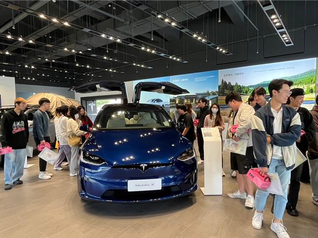 学生们依序进行台湾特斯拉展示间体验，感受电动车的科技魅力。（新北市青年局提供）