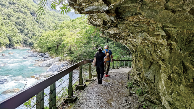 砂卡礑的溪流湍急，水中含沙量少，长年溪水都能保持清澈湛蓝。（图/花莲趣提供）
