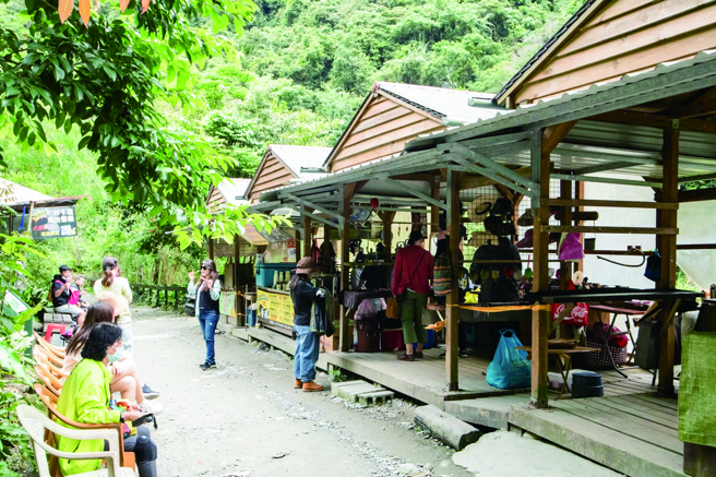距步道入口约1.5公里处的五间屋，旧名为「斯维奇」（Swiji），如今这五间屋虽不復见，但此处也成为游客歇脚、享用原民小吃的休憩区。（图/花莲趣提供）