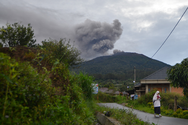 印尼地方救难人员表示，梅拉比火山（Marapi）周末期间爆发后，至今造成13名登山客身亡、18人失踪，搜救工作仍在进行。(图/ 路透社)
