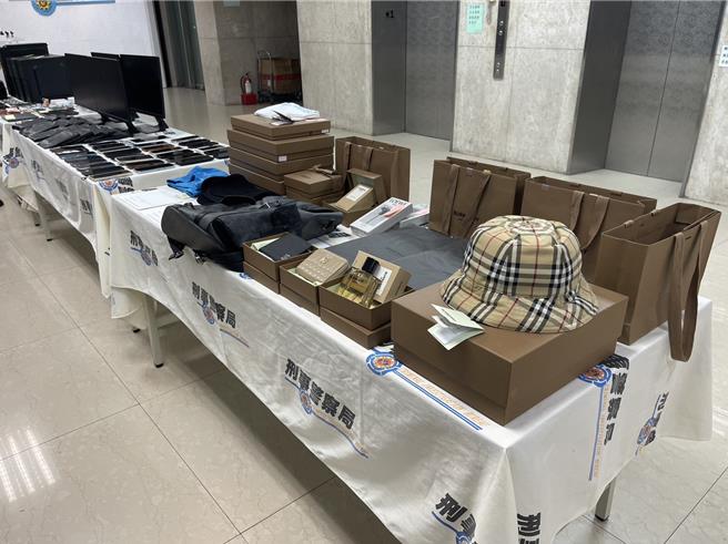 警方查扣猫池、犯案手机、SIM卡、犯案交通车辆、电脑、Burberry精品等赃证物。(林郁平摄)