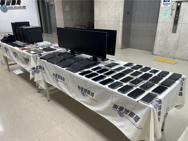 警方查扣猫池、犯案手机、SIM卡、犯案交通车辆、电脑、Burberry精品等赃证物。(林郁平摄)