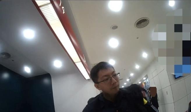 員警向曾姓婦人解說詐騙手法。(翻攝照片／林郁平台北傳真)