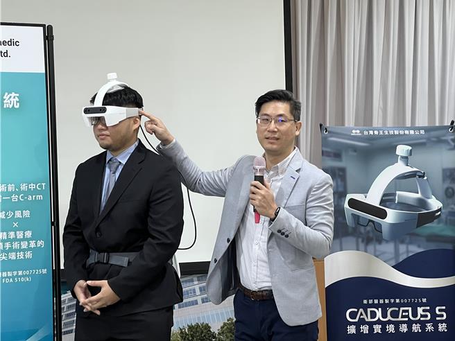 台湾骨王研发「AR扩增实境电脑手术导航系统」，帮助医生在实施脊椎手术时能直觉患者情况与下刀角度、深度。(林欣仪摄)