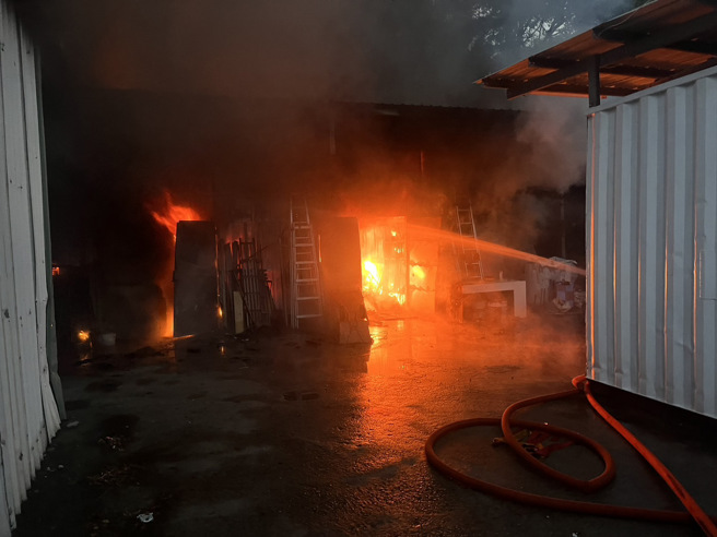 消防隊到場射水灌救。（翻攝畫面）