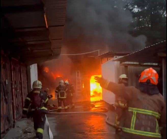 消防隊到場射水灌救。（翻攝畫面）