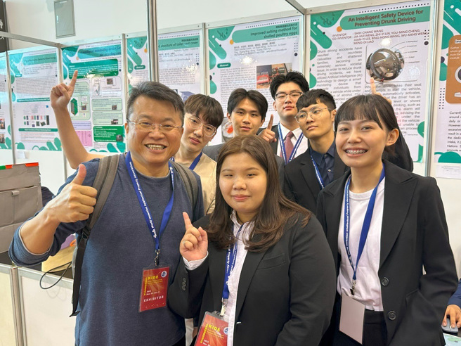 企管系王世昌团队作品荣获「印尼发明协会特别奖」及金牌奖。(照片/龙华科技大学提供)
 
