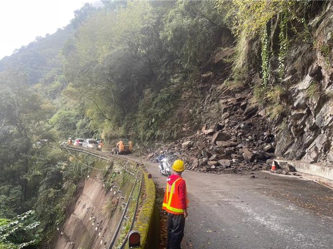桃园復兴台7线落石坍方恢復通车，工程单位现场警戒。（警方提供／吕筱蝉桃园传真）