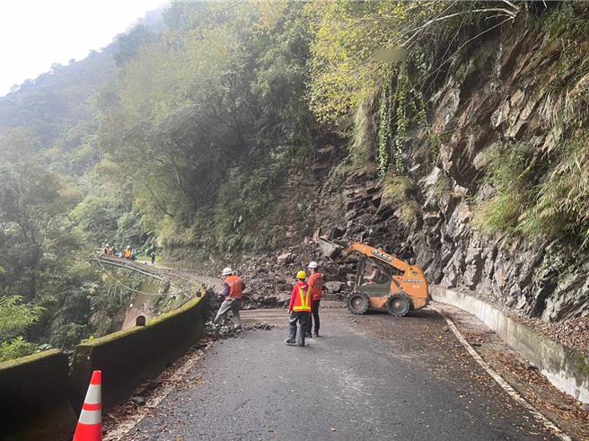 桃园復兴台7线落石坍方恢復通车，工程单位现场警戒。（警方提供／吕筱蝉桃园传真）