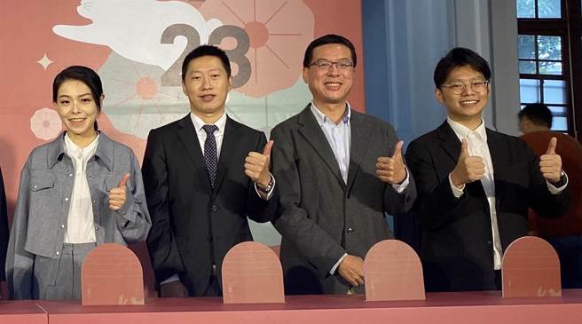 前新竹市行政处长谢泊泓（右一），爆外遇人妻被正宫提告求偿。（中时资料照）