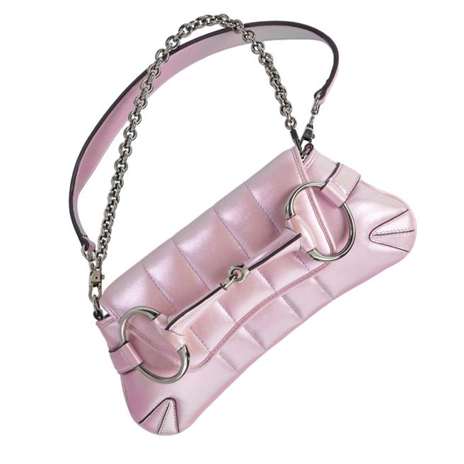 Gucci  Horsebit Chain 粉色迷你炫彩包(双炼条)，11万9900元。 （Gucci 提供） 