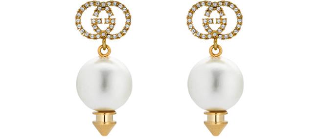 Gucci INTERLOCKING G 吊坠珍珠耳环，价格店洽。（Gucci 提供）