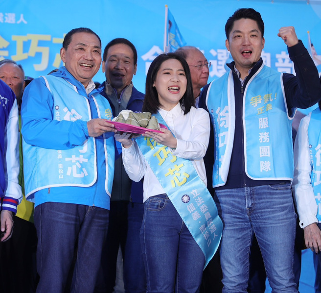 國民黨總統候選人侯友宜(左)2日出席台北市南松山、信義區立委候選人徐巧芯(中)的競選總部開幕典禮，並且與陪同出席的台北市長蔣萬安(右)一起高呼當選口號，母雞小雞一起加油。（示意圖／中時資料照／季志翔攝）