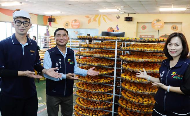 嘉義縣番路鄉今年首批筆柿餅將在明天6日開賣，農會已向農民加倍收購，希望讓全台民眾一整年都能買到最佳好「柿」。（呂妍庭攝）