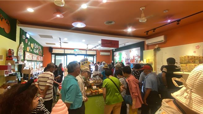 嘉義縣番路鄉農會展售中心逢假日經常人潮絡繹不絕。（番路鄉農會提供／呂妍庭嘉義傳真）