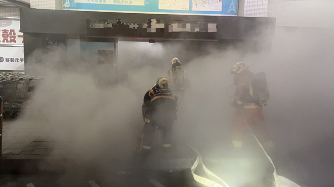 桃園市中壢區家樂福中原店3日凌晨發生火警，現場竄出大量濃煙。（翻攝畫面）