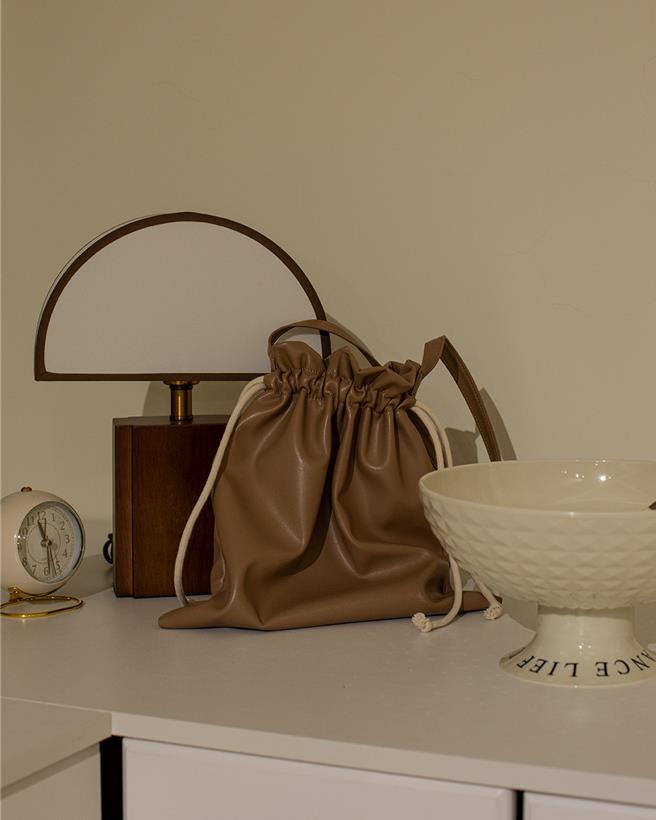 FRUITION 独家订制牛皮束口包。（FRUITION提供）