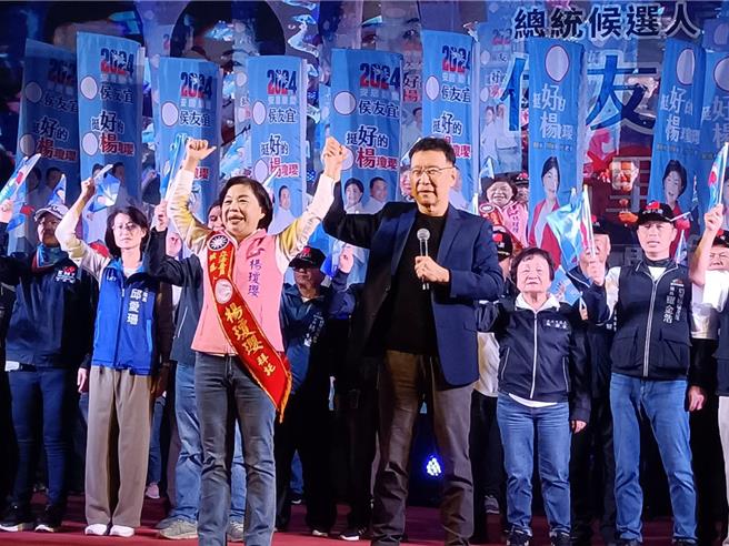 台中市第三選區立委楊瓊瓔尋求連任，5日在后里成立競選總部，以柔性的民歌之夜與鄉親同歡，副總統參選人趙少康站台力挺。（陳淑娥攝）