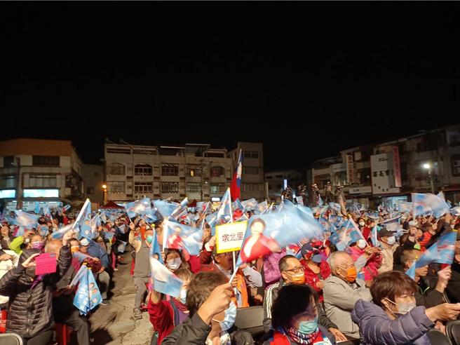 台中市第三選區立委楊瓊瓔尋求連任，5日在后里成立競選總部，現場湧入大批支持者。（陳淑娥攝）