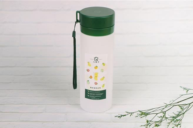 大苑子推出「环保旅人。独享有你-独享瓶」，选购指定饮品升级加购环保旅人独享瓶，超值价89元。（大苑子提供／吴娮翎台北传真）