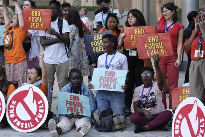 《联合国气候变化纲要公约》缔约方第28次会议（COP28）正在杜拜召开，图为场外抗议民眾，他们要求淘汰化石燃料的使用。（图／美联社）