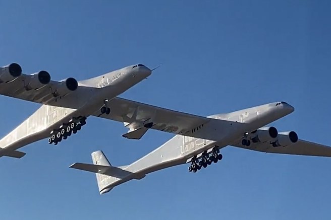 世界最巨大飛機大鵬，在機身中間，攜帶著泰龍A高超音速飛行器。(圖/Stratolaunch)