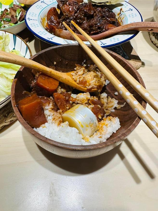 书伟将钻戒藏在红酒炖牛肉里。（摘自脸书）