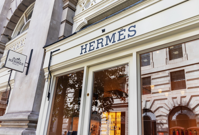 法國知名時尚品牌愛馬仕（Hermès）的個人最大股東最近傳出有意把巨額財產一部分留給曾在他家擔任園丁的摩洛哥男子。圖為愛馬仕位於倫敦的店面。（圖／Shutterstock）
