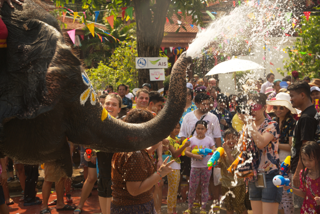 泰国当局计画明年把泼水节从3天延长至1整个月。（示意图/shutterstock）