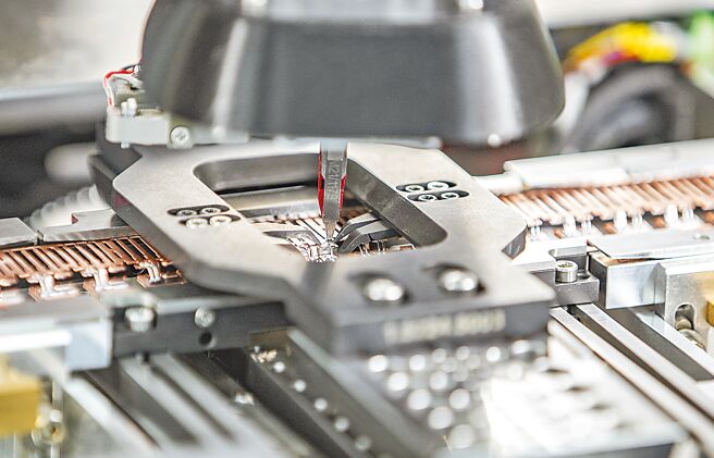 中国虽积极发展半导体自主，但今年第三季半导体设备出货仍达110亿美元，季成长46％，高居全球之冠。图／新华社