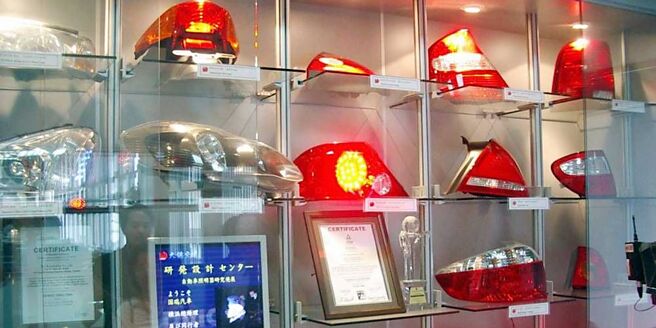 车灯零件厂大亿交通吴家二代接班引发与日方大股东小纟制作所争议，大亿董事长吴俊亿为修补双方关系，将在23日召开的股东临时会上，不惜祭出解任独子吴育贤董事职务等措施。图／本报资料照片