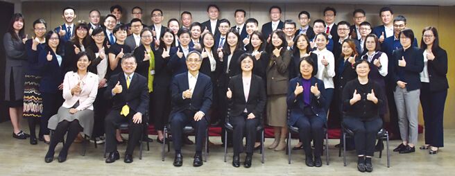 2023保险业国际化菁英人才培训班结训典礼，邀请金管会副主委邱淑贞（前排右三）、保发中心董事长简仲明（前排左三）及多位贵宾与学员合影。图／保发中心提供