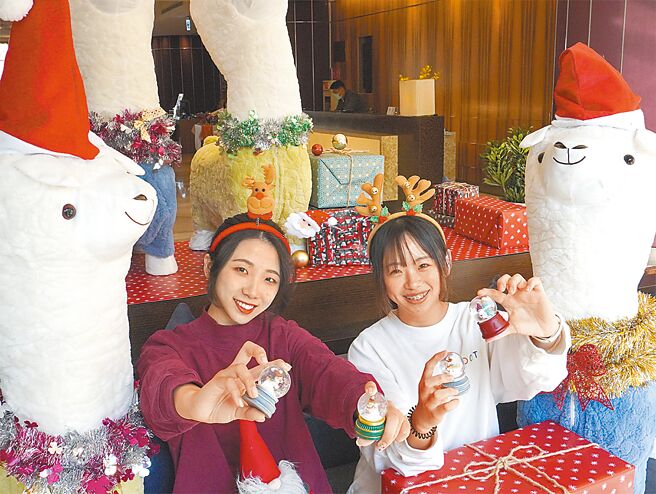 圣诞住房专案4,899元起，每房加赠圣诞水晶球与头饰，除夕围炉宴提前3个月订满，抢攻尾牙春酒商机。图／福容大饭店高雄店提供