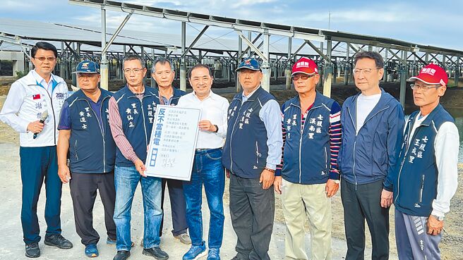 国民党总统参选人侯友宜（左五）、副总统参选人赵少康（右二）4日下午到台南市七股区关心光电议题，并签署当地居民发起的「反不当种电」连署书。（张毓翎摄）